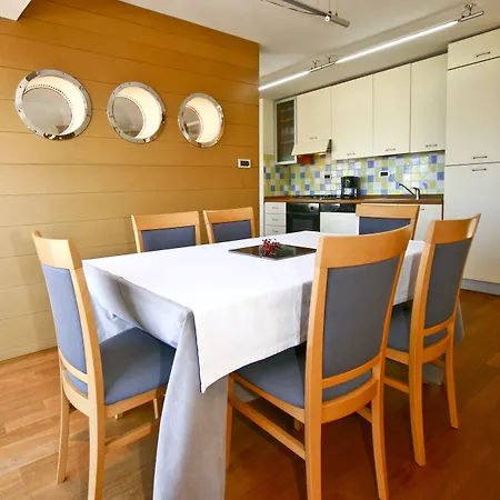Feniks 普耶斯察纳乌瓦拉
